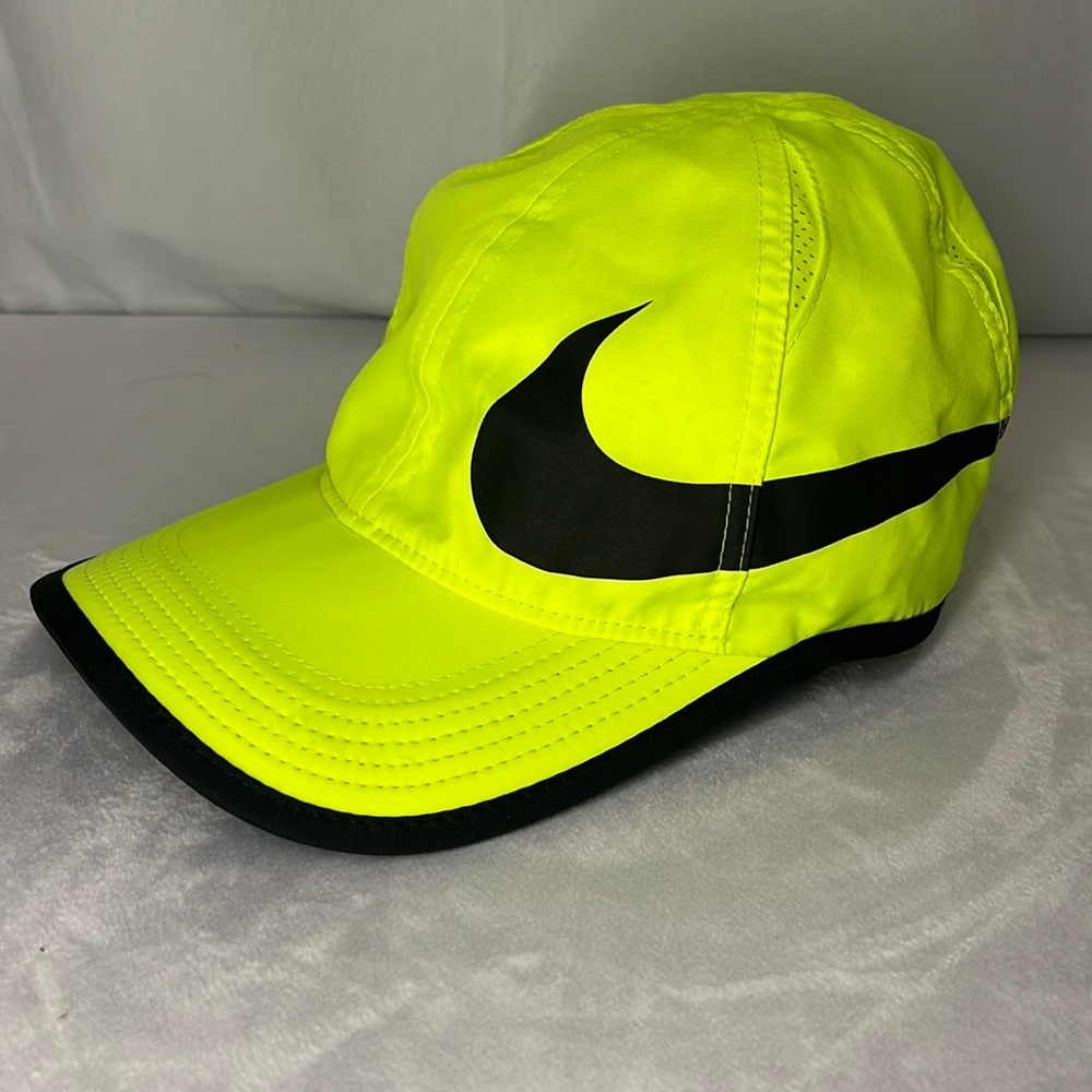 Nike women’s featherlight dri-fit adjustable hat